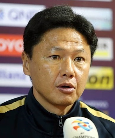 就任会見に臨む大岩剛新監督
